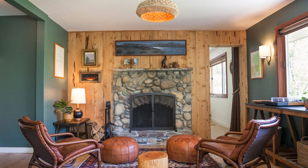 12-Rivers-Edge_Fireplace-Lounge