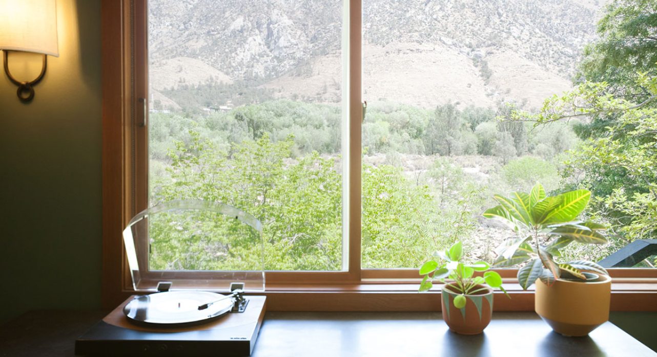 14-Rivers-Edge_Fireplace-Lounge