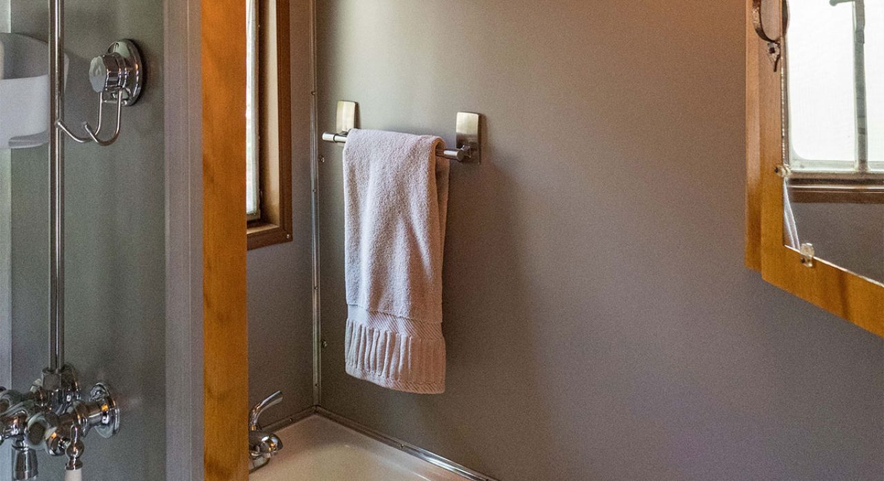 24-MoonShine_Interior-Full-Bathroom