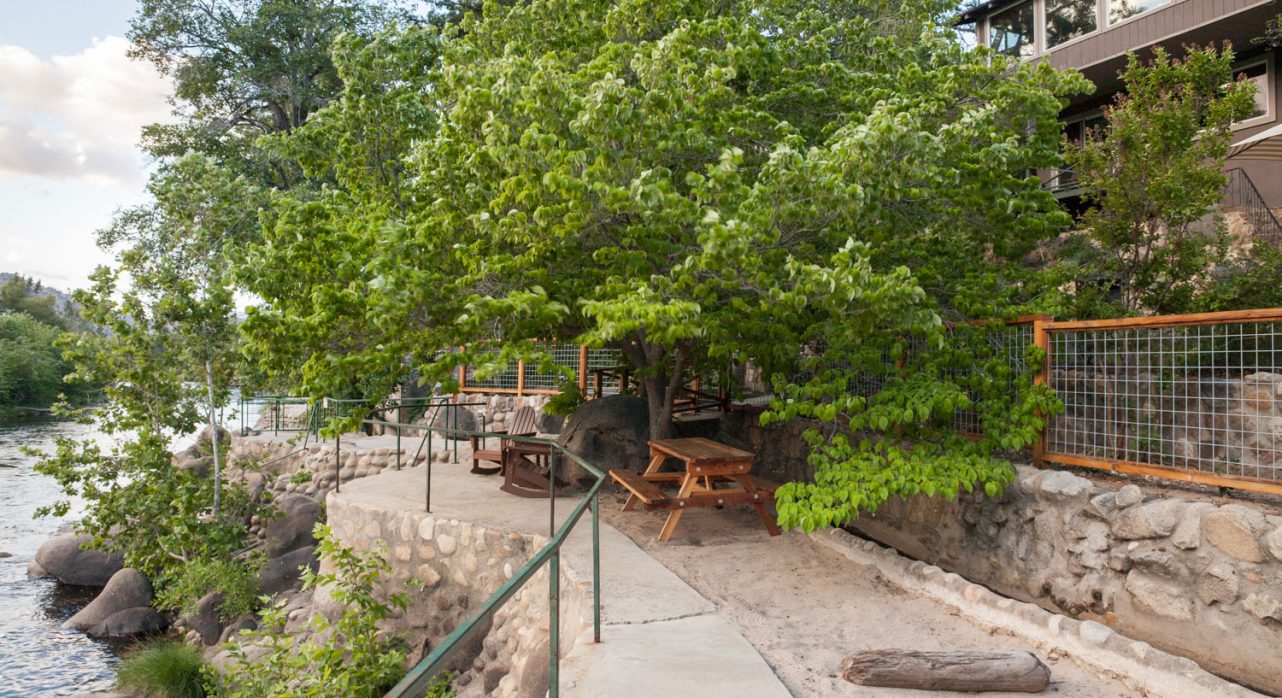 26-Rivers-Edge_Riverside-Seating