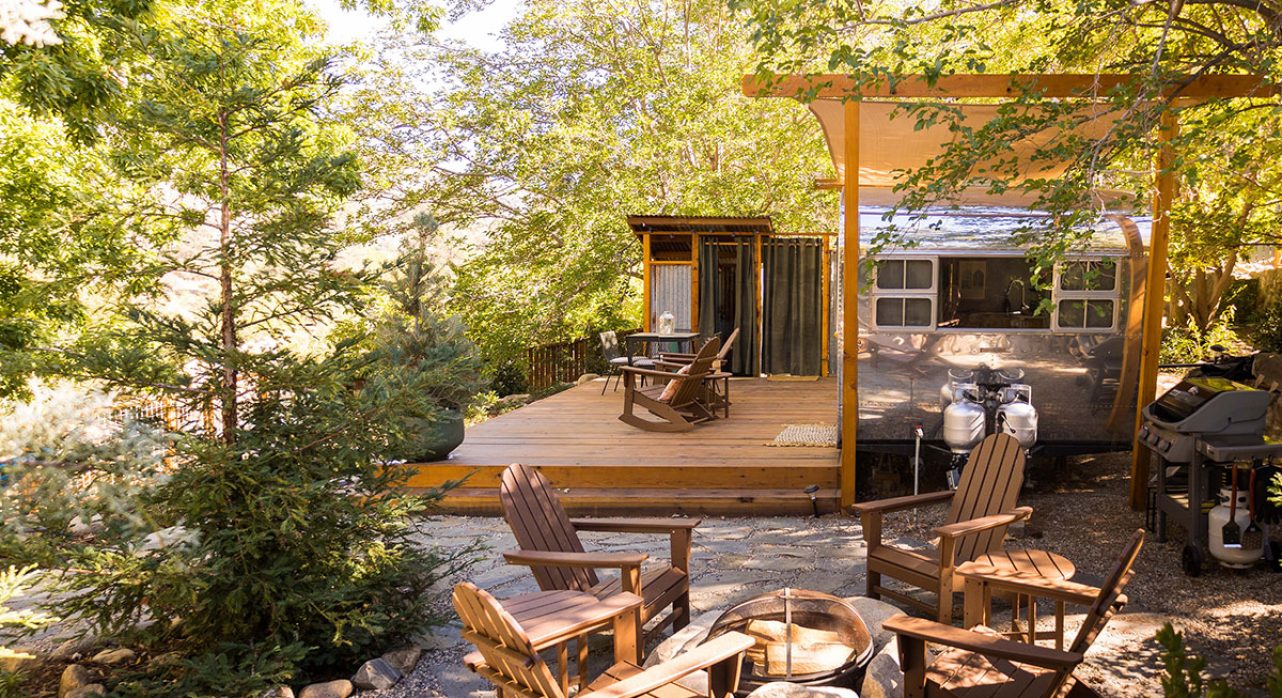 5-MoonShine_Waterfront-Lodging-Deck-with-Firepit