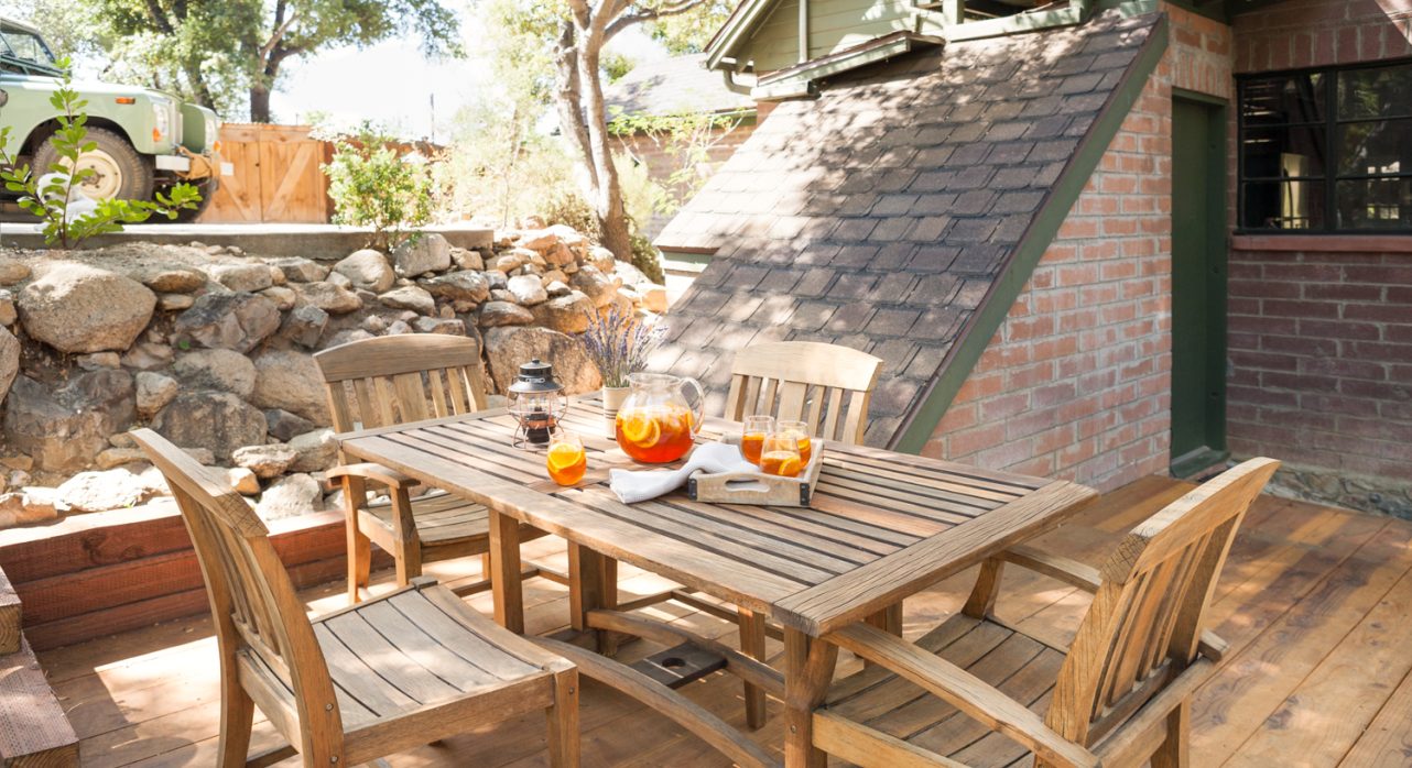 5-River-Willow_Front-Yard-Dining