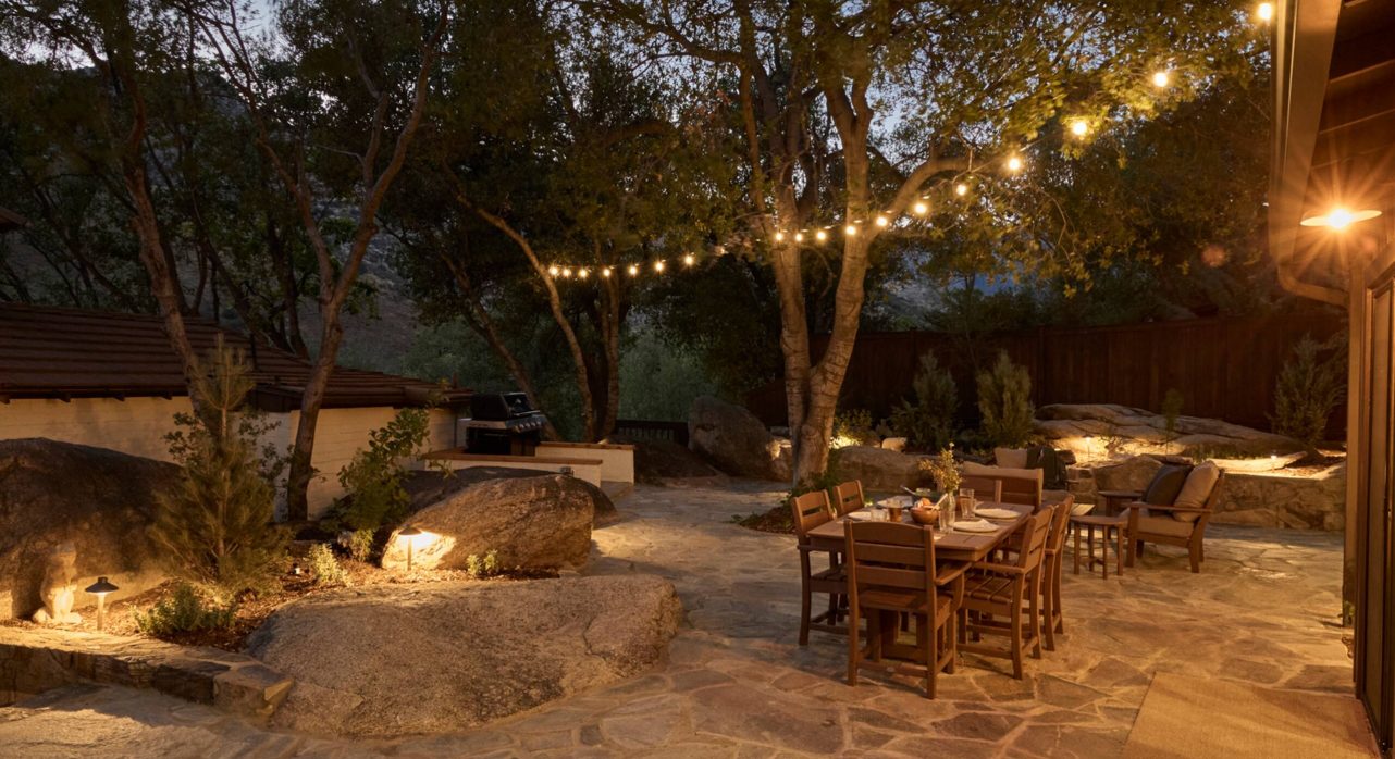 Beautiful dining & lounge courtyard