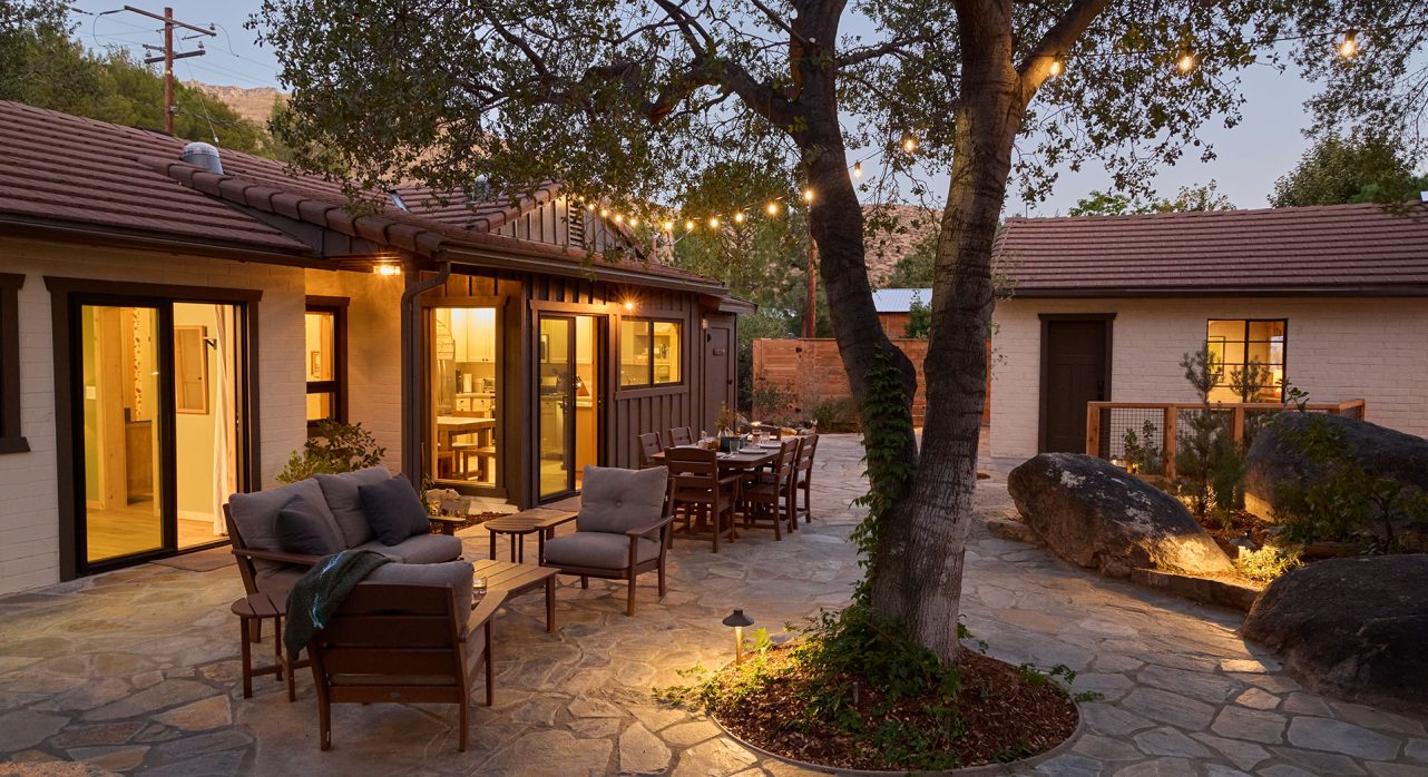 The-Meander-Courtyard-Dining-Dusk